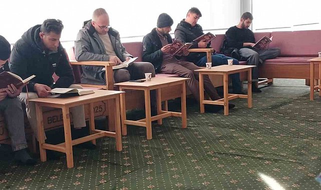 Uluslararası öğrenciler şehitler için hatim okudu