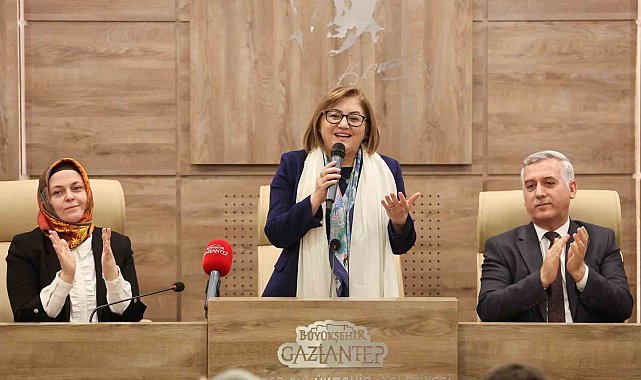 Umreden dönen ikinci kafile, Fatma Şahin ile bir araya geldi