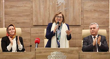 Umreden dönen ikinci kafile, Fatma Şahin ile bir araya geldi
