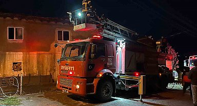 Uşak'ta 2 katlı evin çatısı yandı