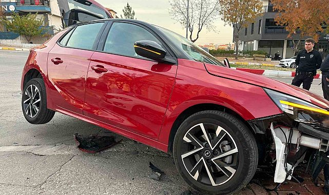 Uşak'ta iki otomobil çarpıştı: 2 yaralı