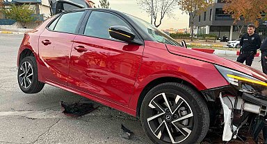 Uşak'ta iki otomobil çarpıştı: 2 yaralı