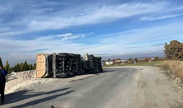 Uşak'ta tır yan yattı: 1 yaralı