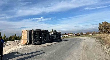 Uşak'ta tır yan yattı: 1 yaralı