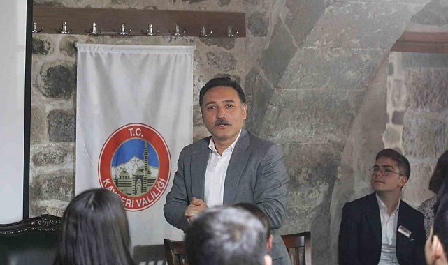 Vali Çiçek; Mektep Melikgazi'de öğrencilerle tecrübelerini paylaştı