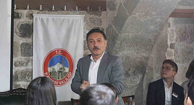 Vali Çiçek; Mektep Melikgazi'de öğrencilerle tecrübelerini paylaştı