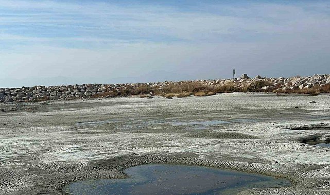 Van Gölü çekilince balıkçı limanları karaya döndü