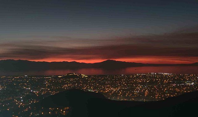 Van'da büyüleyici günbatımı: Gökyüzü kızıla boyandı, kartpostallık manzaralar ortaya çıktı