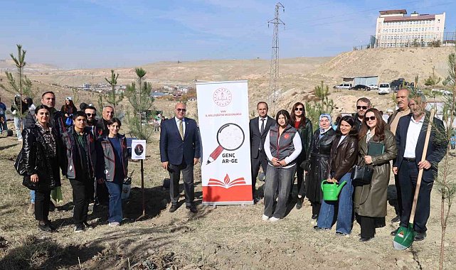 Van'da öğrenciler "Yeşil Vatan" için fidan dikti