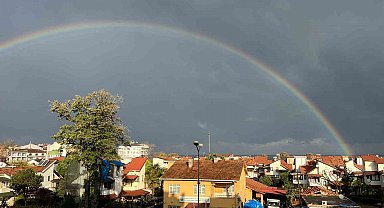 Yağmur sonrası beliren gökkuşağı görsel şölen oluşturdu