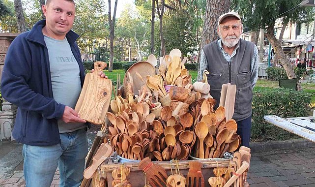 Yakacak olarak kullanılan zeytin odunlarını mutfak gereçlerine dönüştürüyor