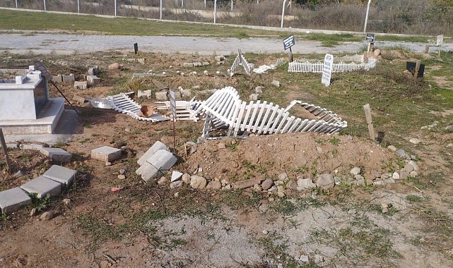 Yakınlarının dağılmış mezarlarını görenler Efeler Belediyesi'ne tepki gösterdi
