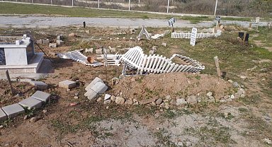 Yakınlarının dağılmış mezarlarını görenler Efeler Belediyesi'ne tepki gösterdi