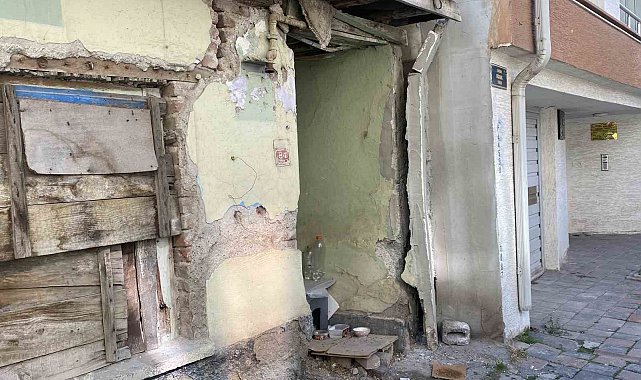 Yaklaşık 5 yıldır metruk halde olan ev tedirginlik oluşturuyor