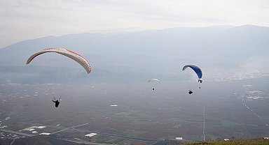 Yanan ormanlar için gökyüzünden paraşütle tohum yağdı