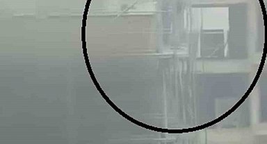 Yangına iskelede yakalanan işçilerin zor anları kamerada