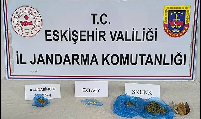 Yanlarında uyuşturucu bulunduran 2 şahsı şüpheli hareketleri ele verdi