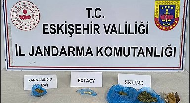 Yanlarında uyuşturucu bulunduran 2 şahsı şüpheli hareketleri ele verdi