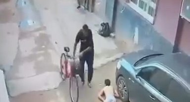 Yasak ilişki cinayeti kamerada: Görüntülere bıçaklama anları yansıdı