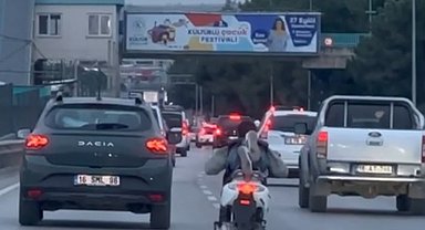 Yatarak motosiklet süren maganda kamerada