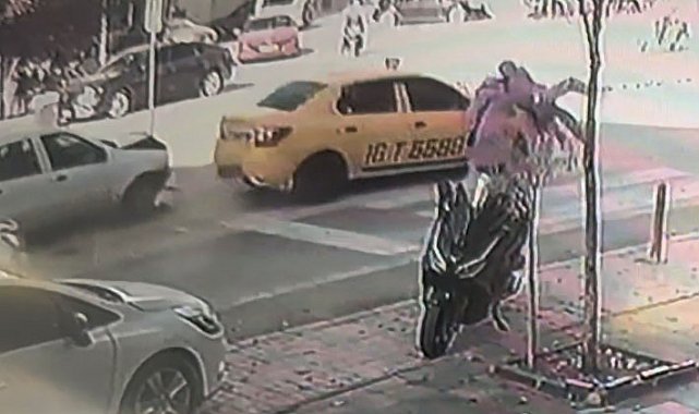 Yaya geçidinde anne ve bebeğe otomobil böyle çarptı