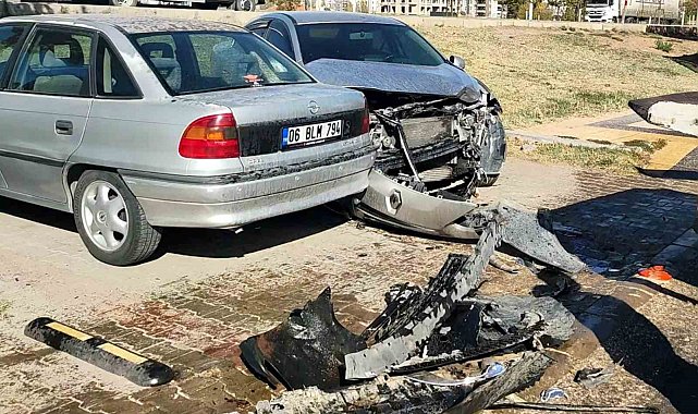 Yayaya çarpmamak için manevra yaptı, park halindeki araçlara çarptı: 2 yaralı
