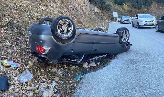 Yedigöller'de gizli buzlanma otomobili tepetaklak yaptı: 2 yaralı