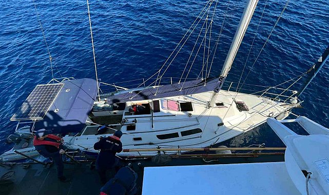 Yelkenli teknede 22 düzensiz göçmen ve bir göçmen kaçakçısı yakalandı