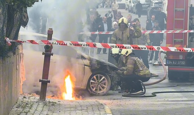 Yer altı elektrik kabloları patladı, bir otomobil alev alev yandı