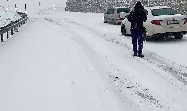 Yoğun kar yağışı, Palandöken geçidinde sürücülere zor anlar yaşattı