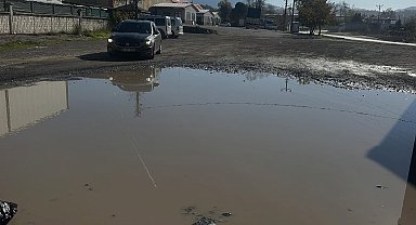 Yol gölete döndü, kapalı pazar yerinde vatandaşın çilesi bitmiyor