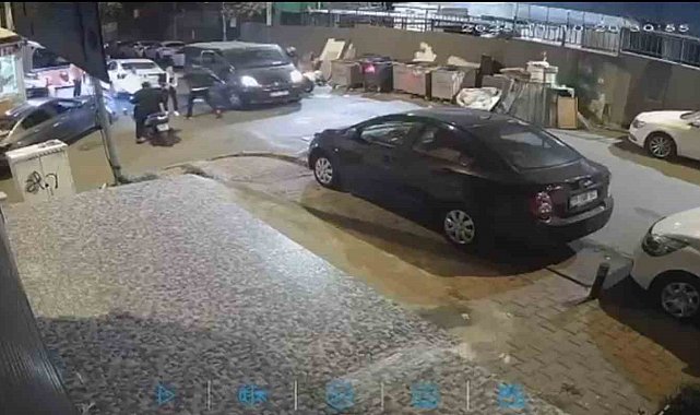 Yol verme kavgasında tartıştığı 2 kişiyi bıçakla yaraladı: O anlar kamerada