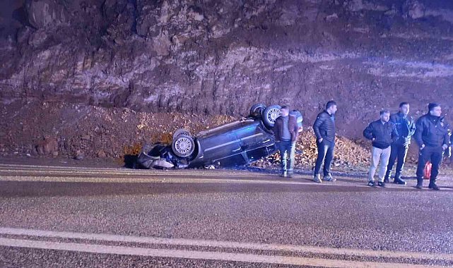 Yola düşen kayalardan kaçan otomobil takla attı: 2 yaralı