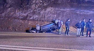 Yola düşen kayalardan kaçan otomobil takla attı: 2 yaralı