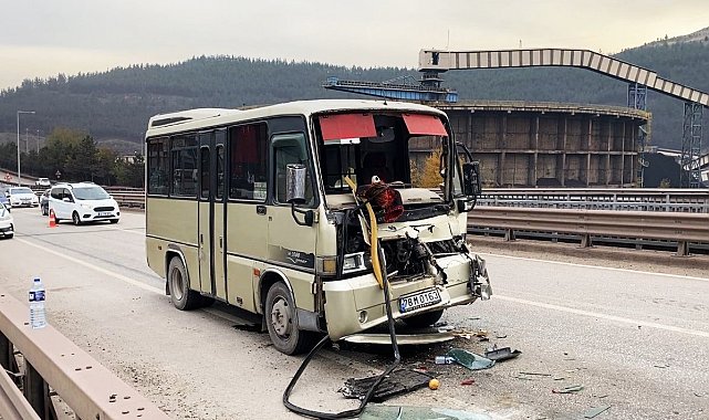 Yolcu minibüsü tır dorsesine çarptı