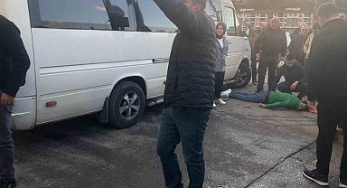 Yolun karşısına geçerken düştü, işçi servisinin çarpması sonucu hayatını kaybetti