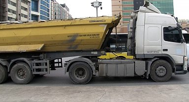 Yolun karşısına geçmeye çalışan yayaya hafriyat kamyonu çarptı