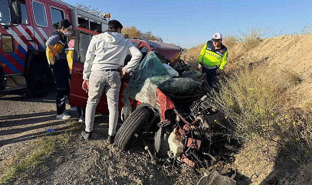 Yük kamyonuyla çarpışan otomobil hurdaya döndü: 1 ölü, 1 yaralı
