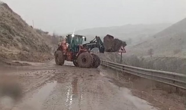 Yüksekova-Van kara yolunda heyelan meydana geldi