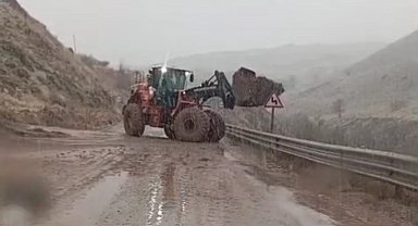 Yüksekova-Van kara yolunda heyelan meydana geldi