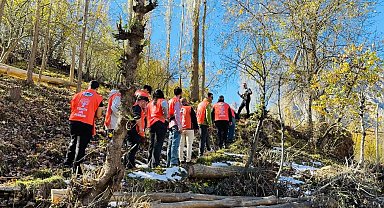 Yüksekova'da erozyonla mücadele için fidan dikme etkinliği