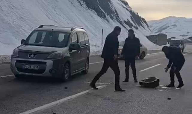 Yüksekova'da karayoluna düşen kaya parçaları sürücülere korku dolu anlar yaşattı