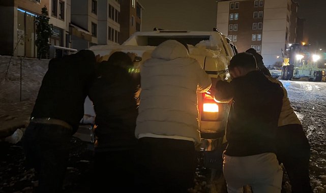 Yüksekova'da yollar piste döndü: Sürücülerin yokuşla imtihanı kameraya yansıdı