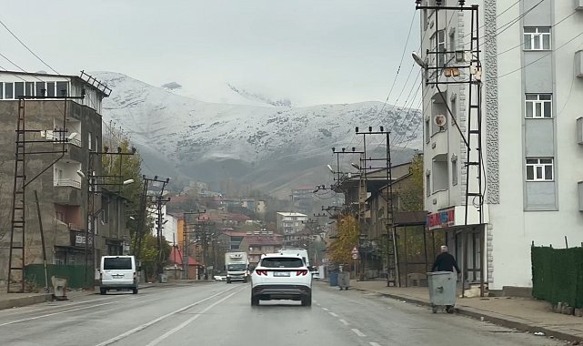 Yüksekova'nın etrafını çevreleyen dağlar beyaza büründü
