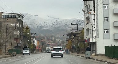 Yüksekova'nın etrafını çevreleyen dağlar beyaza büründü