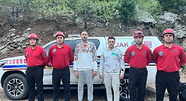 Yürüyüş sırasında kaybolan 2 genç, 15 saat sonra JAK timleri tarafından bulundu