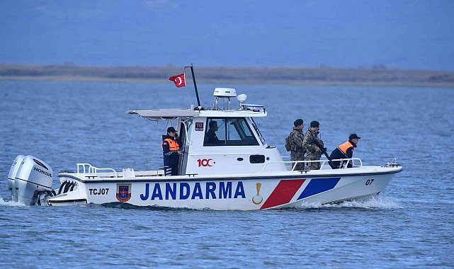 Yüzmek için göle girdi sahil güvenlik engel oldu