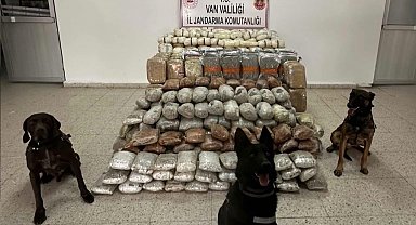 Zehir tacirlerine geçit yok: Tır ve kümeste 324 kilo uyuşturucu ele geçirildi