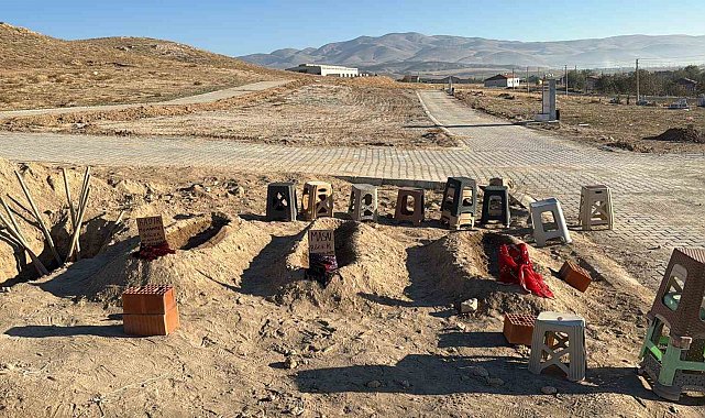 Zehirlenerek ölen anne ve 2 çocuğunun yan yana defnedildiği mezarlar görenlerin için sızlattı