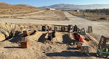 Zehirlenerek ölen anne ve 2 çocuğunun yan yana defnedildiği mezarlar görenlerin için sızlattı